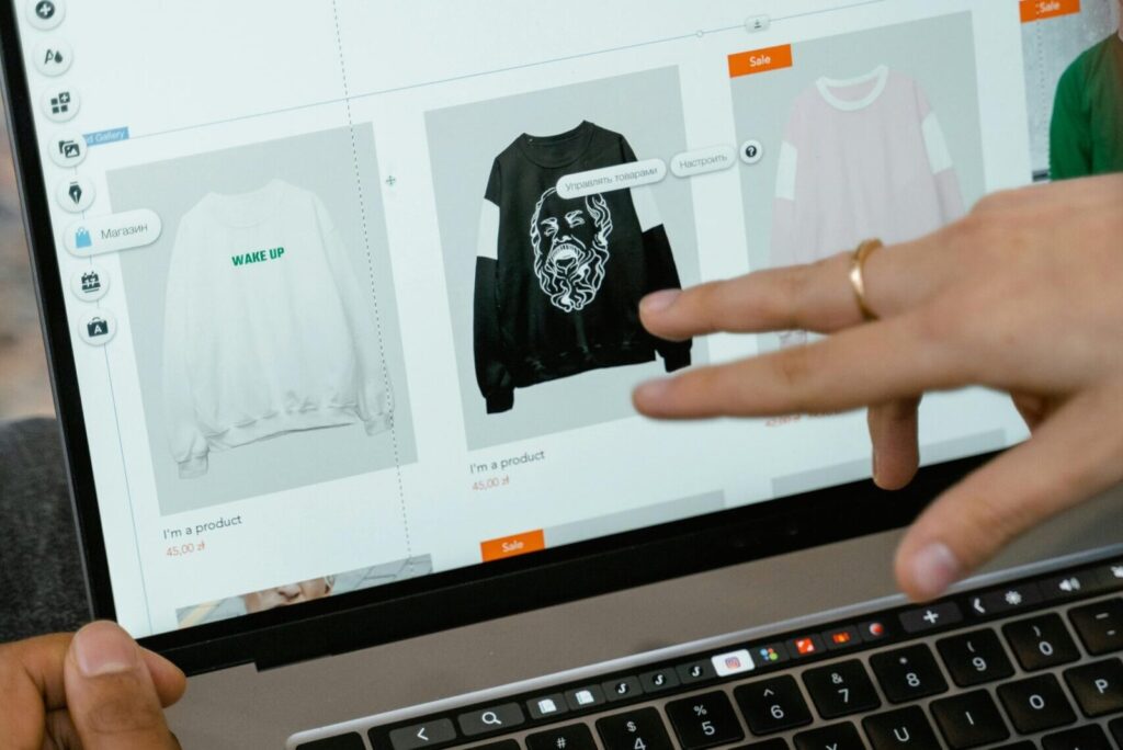 Person pointing at a computers website